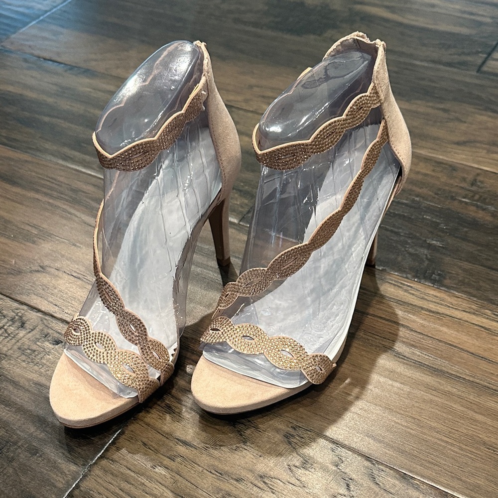 NEW Kelly & Katie Apricot Heels